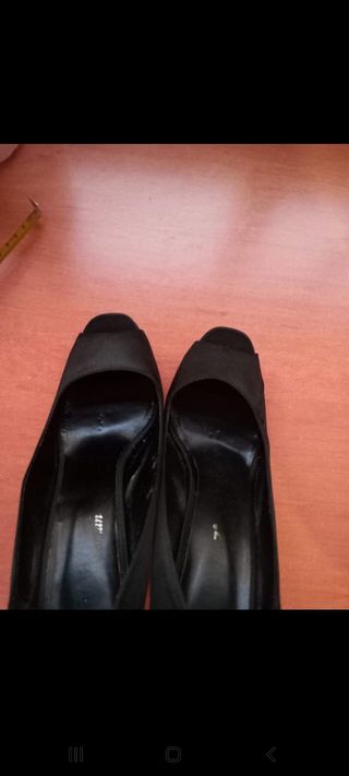 Zapatos Mari Paz Negros Tacón Peep Toe
Raso