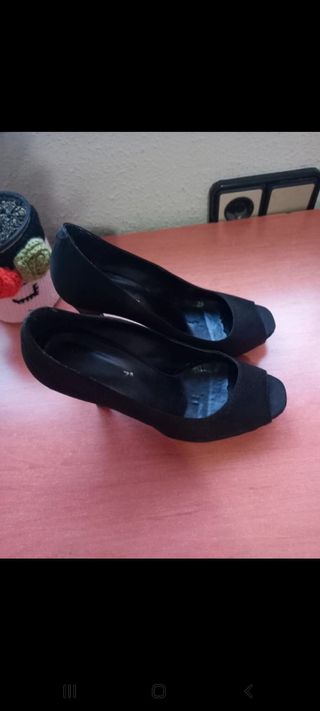 Zapatos Mari Paz Negros Tacón Peep Toe
Raso