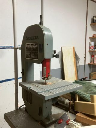 Sierra de cinta de banco (Delta
Bench Band Saw)