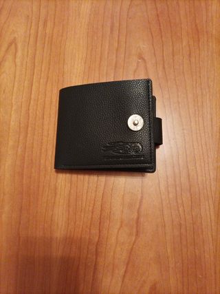 Billetera polipiel negra con cierre