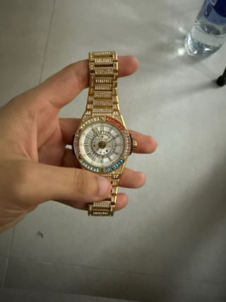 Reloj Dorado con Diamantes y Detalles Multicolor