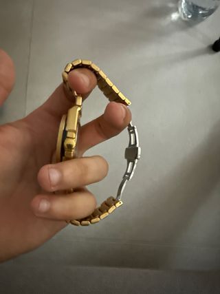 Reloj Dorado con Diamantes y Detalles Multicolor