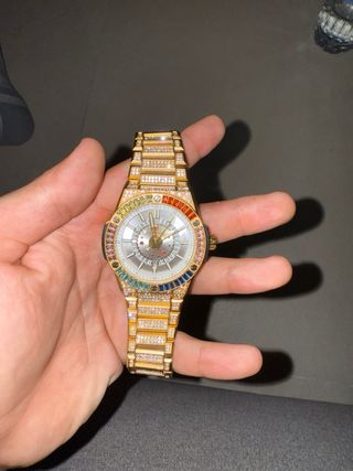 Reloj Dorado con Diamantes y Detalles Multicolor