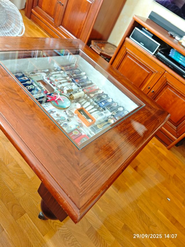 Mesa de centro madera maciza y expositor. 