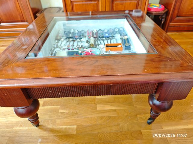 Mesa de centro madera maciza y expositor. 