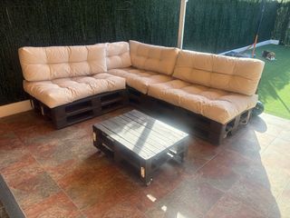 Conjunto de sofá esquinero y mesa de exterior.