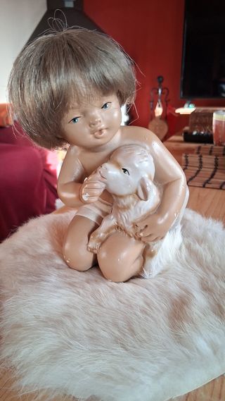 Figura de yeso niño pastorvillo con cordero.