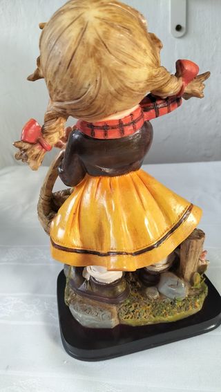 Figura niña campesina con cesta y patitos