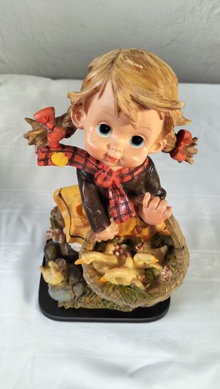 Figura niña campesina con cesta y patitos