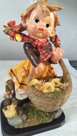 Figura niña campesina con cesta y patitos