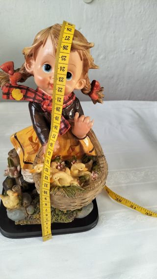 Figura niña campesina con cesta y patitos