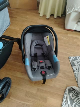 Carrito de bebé azul y gris. Marca kinderkraft.