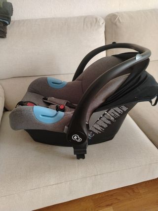 Carrito de bebé azul y gris. Marca kinderkraft.