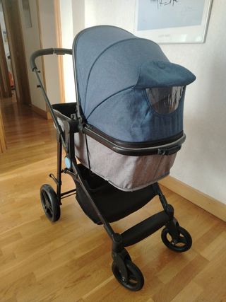 Carrito de bebé azul y gris. Marca kinderkraft.