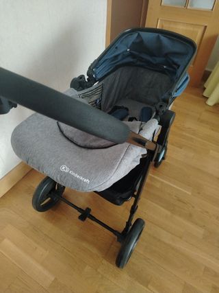 Carrito de bebé azul y gris. Marca kinderkraft.