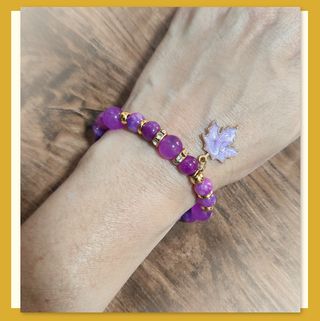 Pulsera amatista morada con hoja dorada