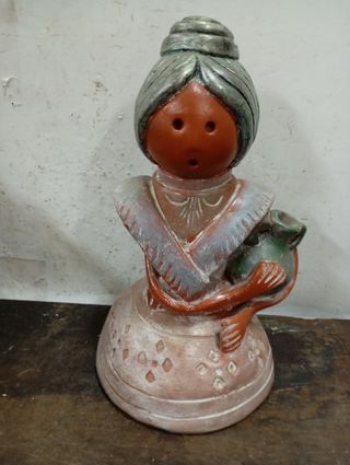 LIQUIDACIÓN DE NAVIDAD Figura cerámica mujer con c