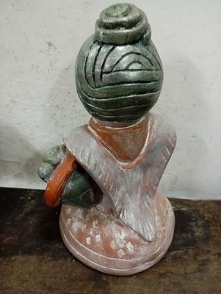 LIQUIDACIÓN DE NAVIDAD Figura cerámica mujer con c