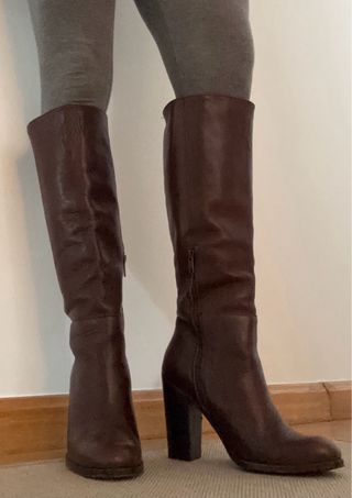 Botas de piel marrones con tacón, marca Hakei
