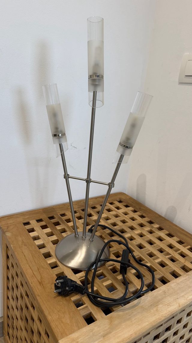 Lámpara de mesa base redonda.