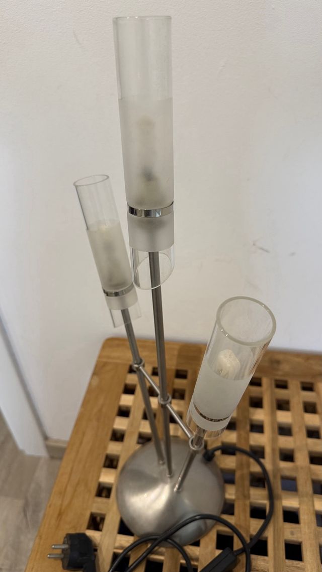 Lámpara de mesa base redonda.