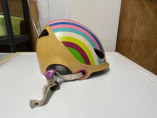 Casco skate infantil arcoíris