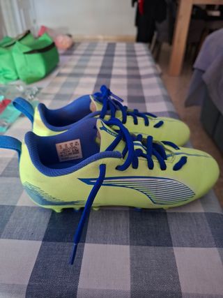 Se vende botas fútbol puma