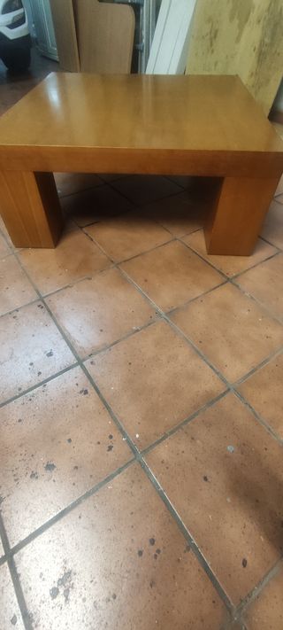 Mesa de comedor y 4 sillas.la mesa extensible.