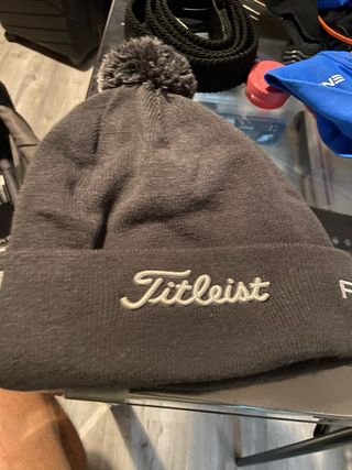 Gorro Titleist gris con pompón