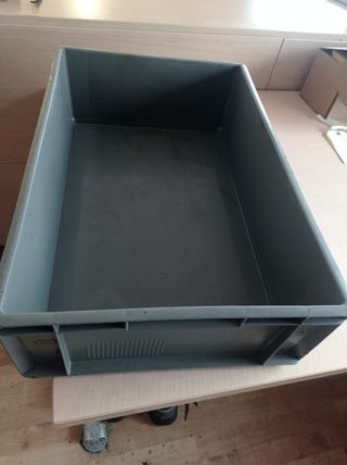 Contenedor gris de plástico