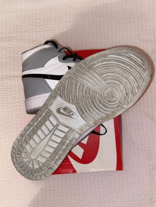 Jordan 1 Mid grises