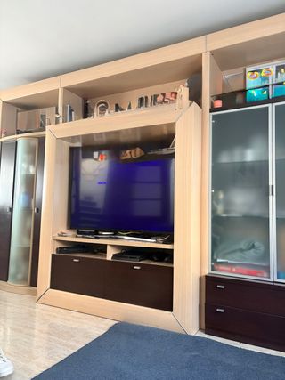 Mueble de salón madera y cristal y televisión