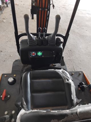 Miniexcavadora JPC con mandos tipo joystick