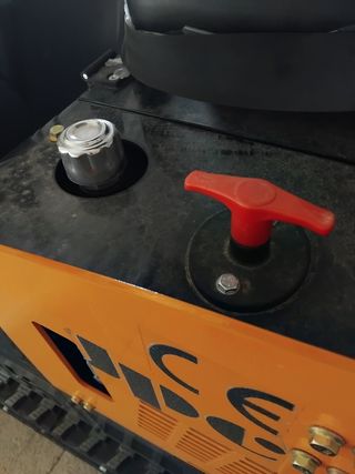 Miniexcavadora JPC con mandos tipo joystick