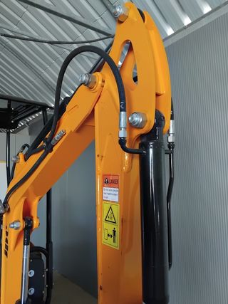 Miniexcavadora JPC con mandos tipo joystick