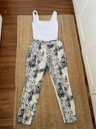 Pantalón estampado serpiente
