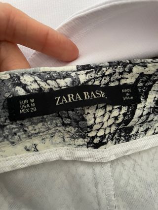 Pantalón estampado serpiente