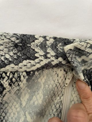 Pantalón estampado serpiente