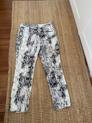 Pantalón estampado serpiente