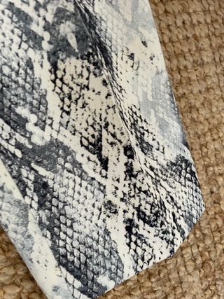 Pantalón estampado serpiente