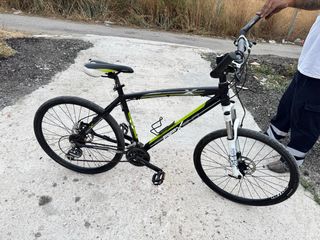 Bicicleta de montaña negra y verde