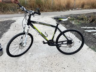 Bicicleta de montaña negra y verde