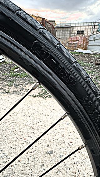 Bicicleta de montaña negra y verde