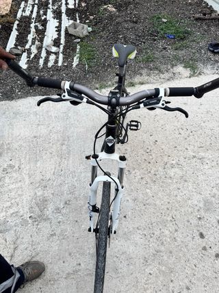 Bicicleta de montaña negra y verde