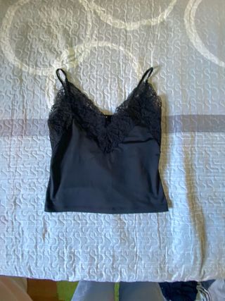 Top básico negro de tiras con encaje