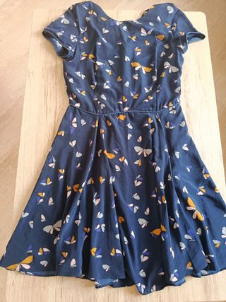 Vestido azul con estampado de mariposas