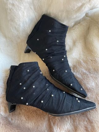 Botines negros con perlas
