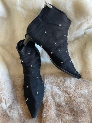 Botines negros con perlas