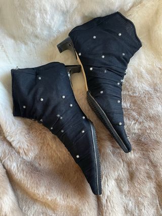 Botines negros con perlas