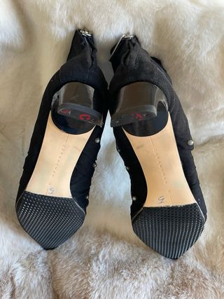 Botines negros con perlas